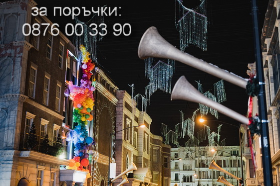 Украса от балони върху фасадата на сграда