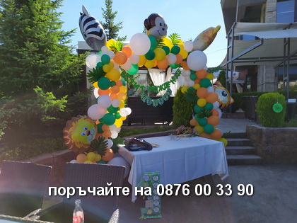 Арка тип Джунгла за сладката маса на открито.