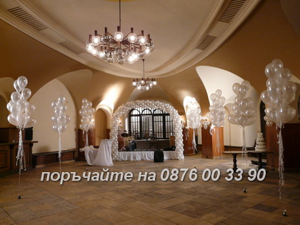 Стилна украса с арка за сватба.