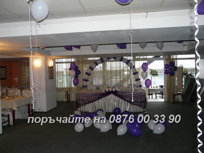 Сватбата не може без балони. Те създават красота и усещане за нежност и чистота. Арка от бели и лилави линкове.